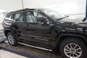 Пороги алюминиевые (Emerald Black) для Jeep Gr. Cherokee (кроме SRT) - ОбвесКарРу VIN: JECH.77.1320. 