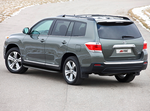 Пороги алюминиевые с черным кантом для Toyota Highlander