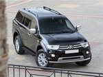 Пороги алюминиевые с черным кантом для Mitsubishi Pajero Sport