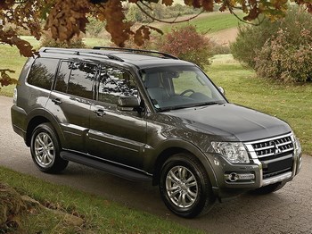 Пороги алюминиевые с черным кантом для Mitsubishi Pajero IV - ОбвесКарРу VIN: A173ALB. 