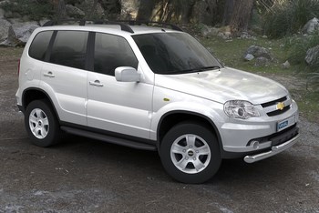 Пороги алюминиевые с черным кантом для Chevrolet Niva (2002-2009) - ОбвесКарРу VIN: A160ALB. 