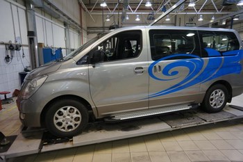 Пороги алюминиевые (Sapphire Silver) для Hyundai H1 - ОбвесКарРу VIN: HYH1.51.1240. 