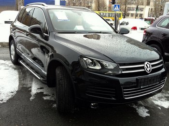Пороги алюминиевые (Corund Silver) для Volkswagen Touareg - ОбвесКарРу VIN: VWTU.53.3881. 