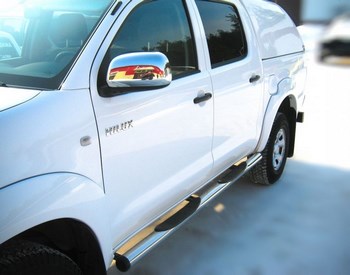 Пороги Russtal - труба 76 мм с накладками для Toyota Hilux - ОбвесКарРу VIN: TLT-0000082. 
