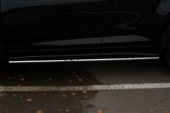 Пороги труба D75хD42 овал с проступью RUSSTAL для Toyota Highlander - ОбвесКарРу VIN: THRO-001919. 