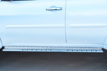 Пороги труба D75хD42 овал с проступью RUSSTAL для Mitsubishi Pajero Sport - ОбвесКарРу VIN: MPSO-001580. 