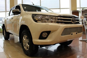 Решетка радиатора ProtectGrille Premium для Toyota Hilux (2015-н.в. Хром) - ОбвесКарРу VIN: TOYHIL15.PREMIUM.chrome. 