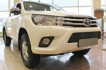 Решетка радиатора ProtectGrille Premium для Toyota Hilux (2015-н.в. Черная) - ОбвесКарРу VIN: TOYHIL15.PREMIUM.black. 