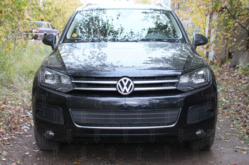 Защитная сетка радиатора ProtectGrille центральная часть для Volkswagen Touareg (2010-2014 Черная) - ОбвесКарРу VIN: VWTOUAR10.mid.black. 