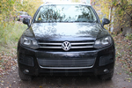 Защитная сетка радиатора ProtectGrille центральная часть для Volkswagen Touareg (2010-2014 Черная)