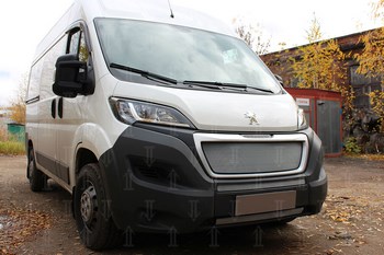 Защитная сетка радиатора ProtectGrille нижняя для Peugeot Boxer (2014-н.в. Хром) - ОбвесКарРу VIN: FDUC14.bot.chrome. 