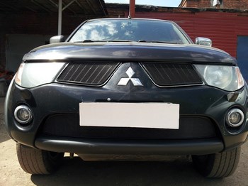 Защитная сетка радиатора ProtectGrille нижняя для Mitsubishi L200 (2006-2010 Черная) - ОбвесКарРу VIN: MTL200.06-10.bot.black. 