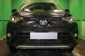 Защитная сетка радиатора ProtectGrille нижняя для Toyota RAV4 2 части (2015-н.в. Черная) - ОбвесКарРу VIN: TRAV15.bot.black. 