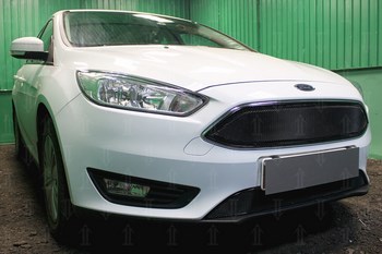 Защитная сетка радиатора ProtectGrille Optimal верхняя для Ford Focus III рестайлинг (2015-н.в. Черная) - ОбвесКарРу VIN: FFOCIII14.OPTIMAL.top.bla. 