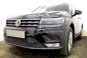 Защитная сетка радиатора ProtectGrille Premium верхняя для Volkswagen Tiguan (2016-н.в. Черная) - ОбвесКарРу VIN: WVTIG16.PREMIUM.top.black. 