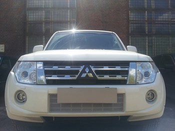 Защитная сетка радиатора ProtectGrille Premium для Mitsubishi Pajero IV (2013-2014 Хром) - ОбвесКарРу VIN: MITPIV13.Premium.chrome. 