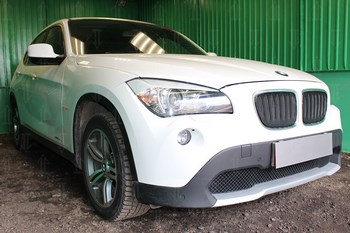 Защитная сетка радиатора ProtectGrille Premium для BMW X1 (2009-2012 Черная) - ОбвесКарРу VIN: BMWX1.09.PREMIUM.black. 