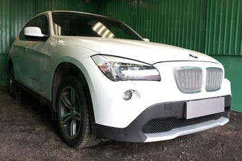 Защитная сетка радиатора ProtectGrille Premium для BMW X1 (2009-2012 Хром) - ОбвесКарРу VIN: BMWX1.09.PREMIUM.chrome. 