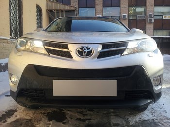 Защитная сетка радиатора ProtectGrille Premium нижняя для Toyota Rav4 (2013-2015 Черная) - ОбвесКарРу VIN: TRAVS13.black. 