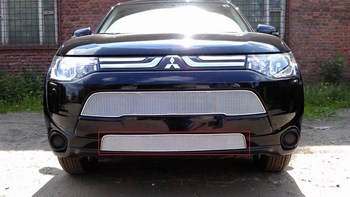 Защитная сетка радиатора ProtectGrille Premium нижняя для Mitsubishi Outlander III (2012-2014 Хром) - ОбвесКарРу VIN: MITOUT12.Premium.bot.chro. 