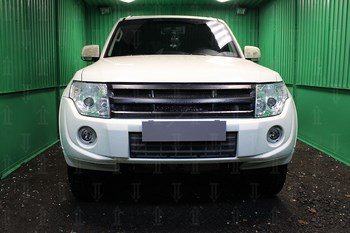 Защитная сетка радиатора ProtectGrille Premium для Mitsubishi Pajero IV (2013-2014 Хром) - ОбвесКарРу VIN: MITPIV11.chrome. 