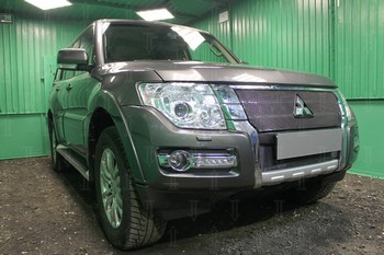 Защитная сетка радиатора ProtectGrille Premium нижняя для Mitsubishi Pajero IV (2015-2016 Черная) - ОбвесКарРу VIN: MITPIV15.PREMIUM.bot.blac. 
