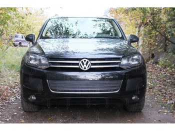 Защитная сетка радиатора ProtectGrille Premium центральная часть для Volkswagen Touareg (2010-2014 Черная) - ОбвесКарРу VIN: VWTOUAR10.PREMIUM.mid.bla. 