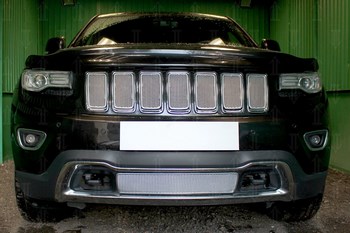 Защитная сетка радиатора ProtectGrille Premium нижняя для Jeep Grand Cherokee (2013-н.в. Хром) - ОбвесКарРу VIN: JGCH13.PREMIUM.bot.chrome. 