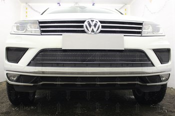 Защитная сетка радиатора ProtectGrille Premium центральная часть для Volkswagen Touareg (2014-н.в. Черная) - ОбвесКарРу VIN: VWTOUAR14.PREMIUM.mid.bla. 