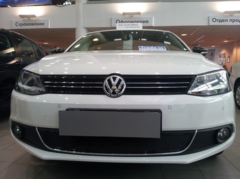 Защитная сетка радиатора ProtectGrille Premium для Volkswagen Jetta VI (2010-2014 Черная) - ОбвесКарРу VIN: WVJ.Premium.black. 