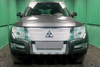 Защитная сетка радиатора ProtectGrille Premium верхняя для Mitsubishi Pajero IV (2015-2016 Хром) - ОбвесКарРу VIN: MITPIV15.PREMIUM.top.chro. 