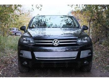 Защитная сетка радиатора ProtectGrille Premium центральная часть для Volkswagen Touareg (2010-2014 Хром) - ОбвесКарРу VIN: VWTOUAR10.PREMIUM.mid.chr. 