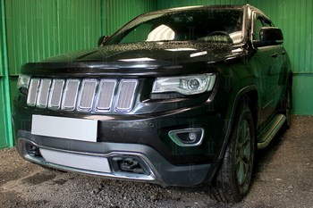 Защитная сетка радиатора ProtectGrille Premium верхняя для Jeep Grand Cherokee (2013-н.в. Хром) - ОбвесКарРу VIN: JGCH13.PREMIUM.top.chrome. 