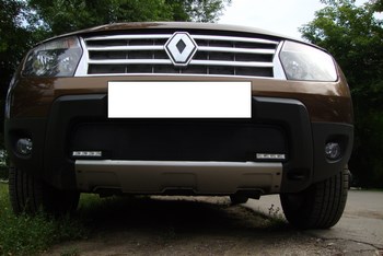 Защитная сетка радиатора ProtectGrille Premium для Renault Duster с вырезом под ДХО (2011-2015 Черная) - ОбвесКарРу VIN: RDUS.DHO.Premium.black. 