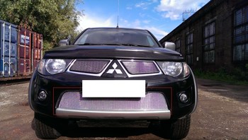 Защитная сетка радиатора ProtectGrille Premium нижняя для Mitsubishi L200 (2010-2013 Хром) - ОбвесКарРу VIN: MTL2.Premium.chrome. 