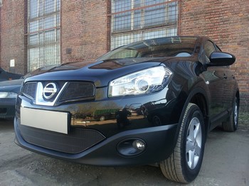 Защитная сетка радиатора ProtectGrille Premium нижняя для Nissan Qashqai, 2 части (2010-2014 Черная) - ОбвесКарРу VIN: NQAS.PREMIUM.bot.black. 