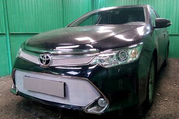 Защитная сетка радиатора ProtectGrille Premium нижняя для Toyota Camry (2015-н.в. Хром) - ОбвесКарРу VIN: TCAMXV55.PREMIUM.bot.chro. 