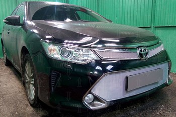 Защитная сетка радиатора ProtectGrille Premium верхняя для Toyota Camry (2015-н.в. Хром) - ОбвесКарРу VIN: TCAMXV55.PREMIUM.top.chro. 