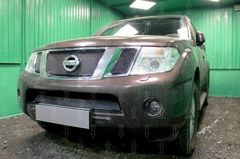 Защитная сетка радиатора ProtectGrille Premium верхняя для Nissan Pathfinder (2011-2014 Черная) - ОбвесКарРу VIN: NPAF11-12.PREMIUM.top.bla. 