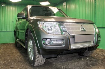 Защитная сетка радиатора ProtectGrille Premium нижняя для Mitsubishi Pajero IV (2015-2016 Хром) - ОбвесКарРу VIN: MITPIV15.PREMIUM.bot.chro. 