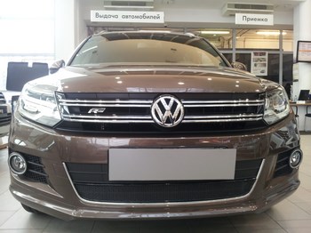 Защитная сетка радиатора ProtectGrille Premium для Volkswagen Tiguan (2012-2015 Черная) - ОбвесКарРу VIN: WVTIG.Premium.black. 