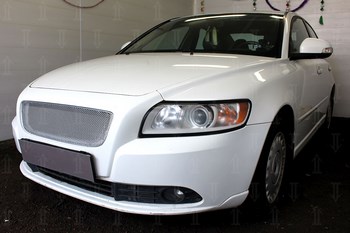 Защитная сетка радиатора ProtectGrille Premium 3D верхняя для Vovlo S40 (2007-2012 Хром) - ОбвесКарРу VIN: VS40.07.PREMIUM.top.chrom. 