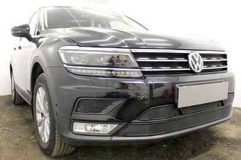 Защитная сетка радиатора ProtectGrille Premium нижняя для Volkswagen Tiguan (2016-н.в. Черная) - ОбвесКарРу VIN: WVTIG16.PREMIUM.bot.black. 