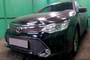 Защитная сетка радиатора ProtectGrille Premium верхняя для Toyota Camry (2015-н.в. Черная) - ОбвесКарРу VIN: TCAMXV55.PREMIUM.top.blac. 