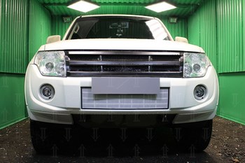 Защитная сетка радиатора ProtectGrille Premium для Mitsubishi Pajero IV (2013-2014 Черная) - ОбвесКарРу VIN: MITPIV11.black. 