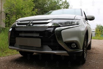 Защитная сетка радиатора ProtectGrille Premium 3 части для Mitsubishi Outlander III (2015-н.в. Хром) - ОбвесКарРу VIN: MITOUT15.PREMIUM.chrome. 