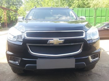 Защитная сетка радиатора ProtectGrille Premium для Chevrolet Trailblazer, 2 части (2013-2015 Черная) - ОбвесКарРу VIN: CHTB13.Premium.black. 