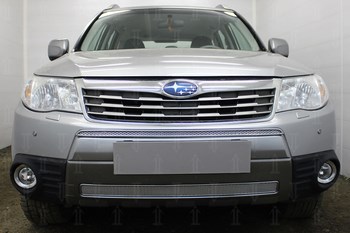 Защитная сетка радиатора ProtectGrille Premium центральная для Subaru Forester (2008-2011 Хром) - ОбвесКарРу VIN: SUBFOR08.PREMIUM.mid.chro. 