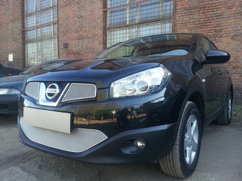 Защитная сетка радиатора ProtectGrille Premium нижняя для Nissan Qashqai (2010-2014 Хром) - ОбвесКарРу VIN: NQAS.PREMIUM.bot.chrome. 