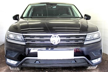 Защитная сетка радиатора ProtectGrille Premium off-road нижняя для Volkswagen Tiguan (2016-н.в. Черная) - ОбвесКарРу VIN: WVTIG16.PREMIUM.bot2.blac. 